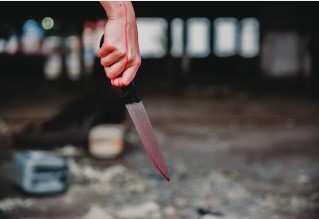 В Воронежской области невменяемая женщина ударила полицейского ножом в бедро