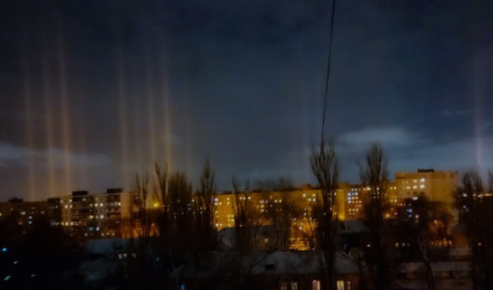 В небе над Воронежем и областью образовались  световые столбы