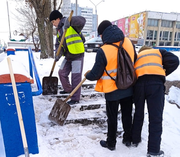 В Железнодорожном районе продолжаются работы по уборке снега и наледи