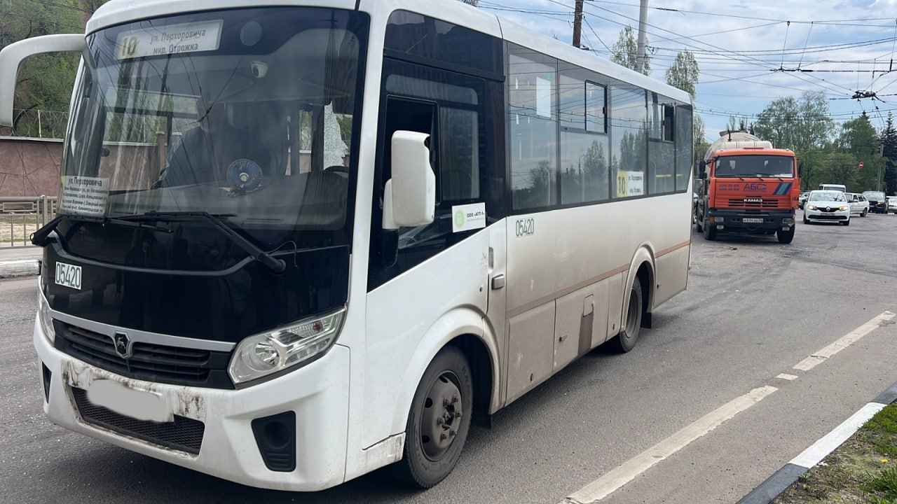 В Воронеже маршрутка с 18 пассажирами столкнулась с КамАЗом 