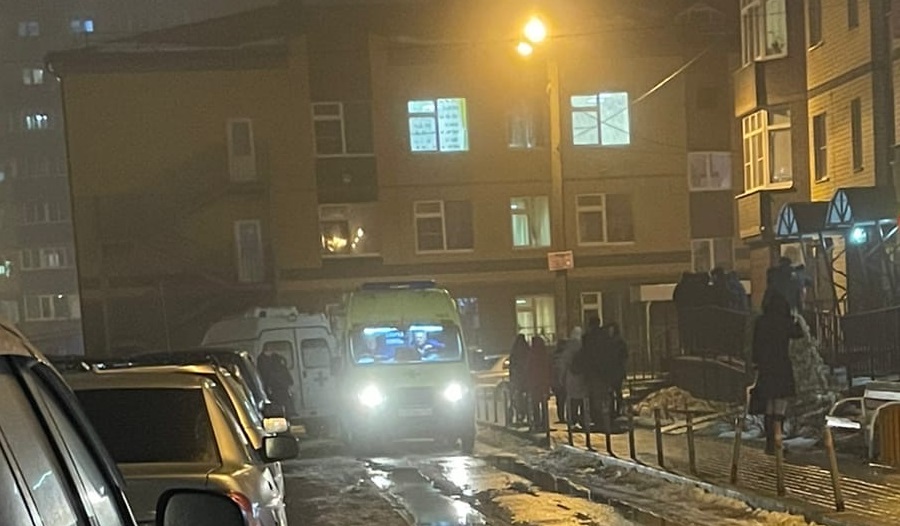Две смерти: в микрорайоне Воронежа мужчина выпал из окна на коляску с младенцем
