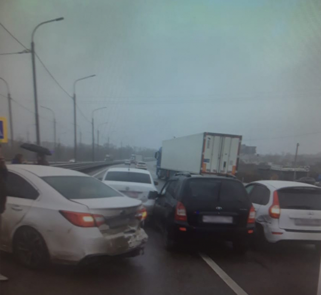 Под Воронежем на трассе М-4 в массовом ДТП пострадали 3 человека