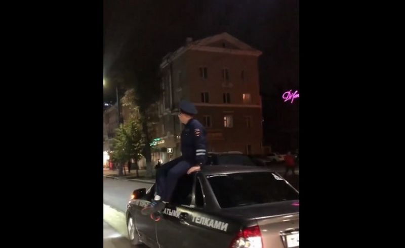 В Воронеже парень в костюме сотрудника ДПС прокатился на крыше машины