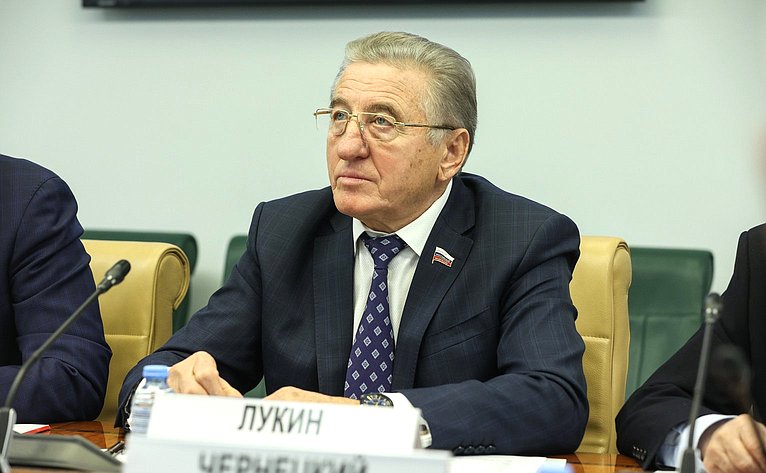 Сенатор Сергей Лукин поднял проблемные вопросы расселения аварийного жилья на круглом столе в Совете Федерации