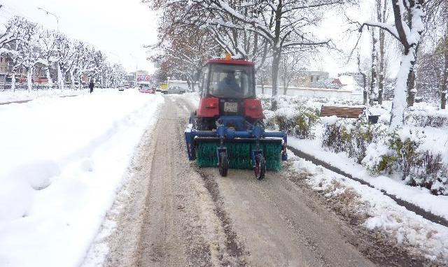 «Взятие снежного городка»: в Коминтерновском районе Воронежа борются со снегопадом