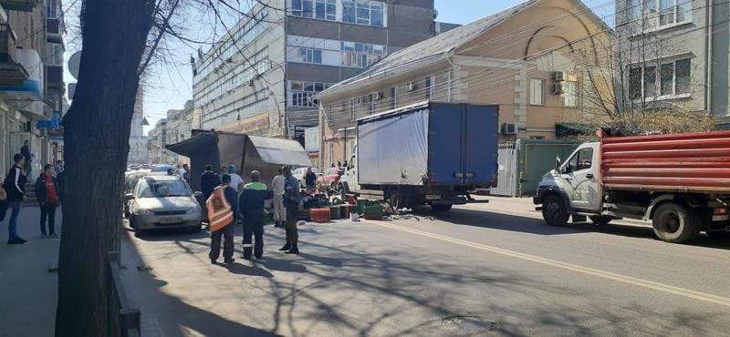 Из перевернувшейся в Воронеже «ГАЗели» высыпались на дорогу ящики с хлебом (ВИДЕО)