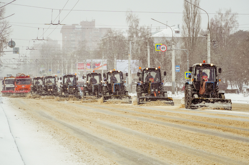 В Воронеже днём на уборке снега работало 207 единиц техники