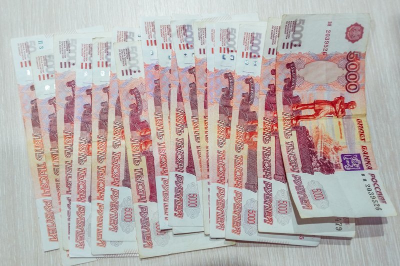 Опасаясь заражения, жительница Воронежа сбросила мошенникам с балкона 300 тысяч рублей