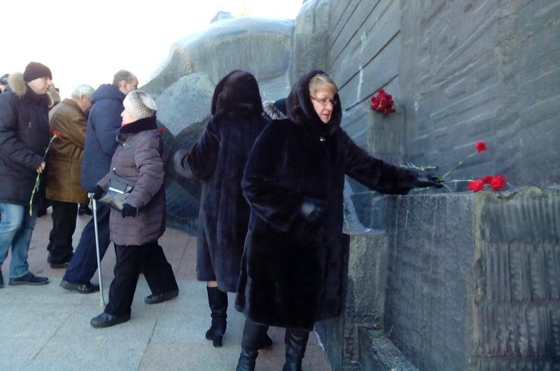 Возложили венки и цветы: в Коминтерновском районе Воронежа прошли мероприятия ко Дню защитника Отечества