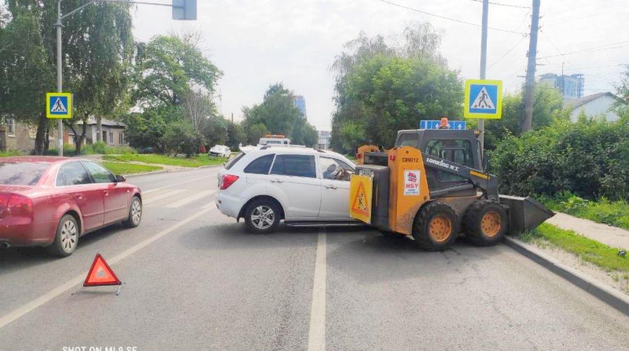 В Воронеже разыскивают скрывшегося водителя, спровоцировавшего ДТП с пострадавшей