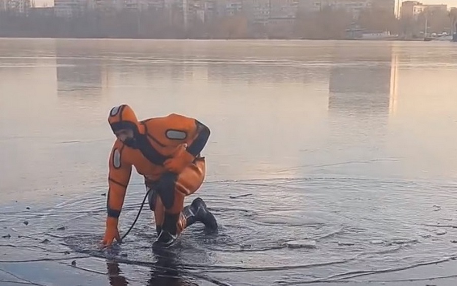 Самые опасные места на льду Воронежского водохранилища назвали спасатели