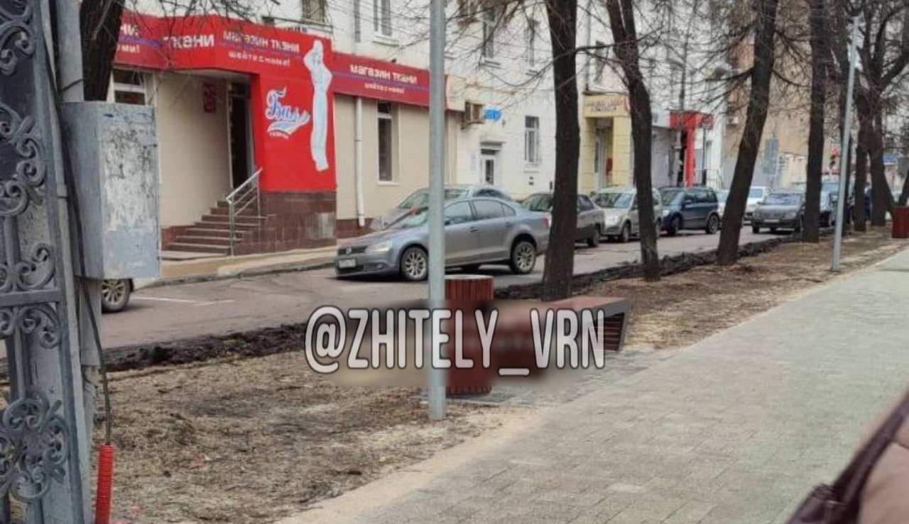 В центре Воронежа машина провалилась в открытый люк