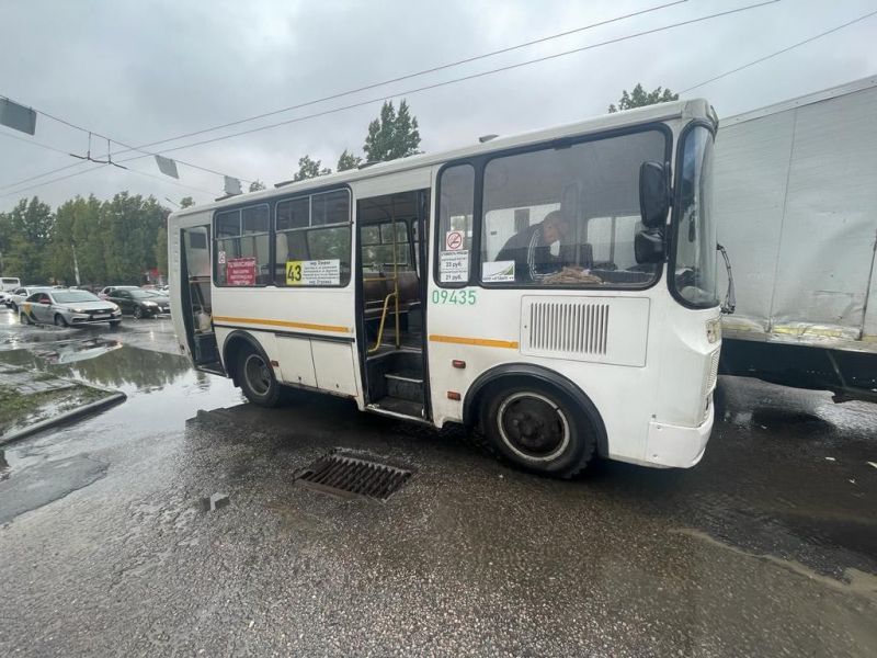 В Воронеже 9-летняя пассажирка пострадала после столкновения грузовика с маршруткой