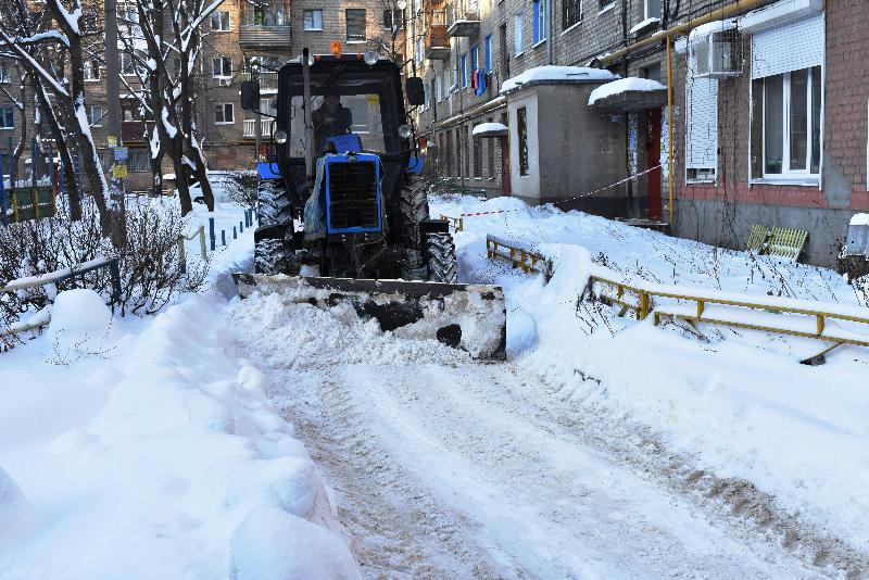 Техника работает ежедневно: в Ленинском районе Воронежа очищают дворы от снега