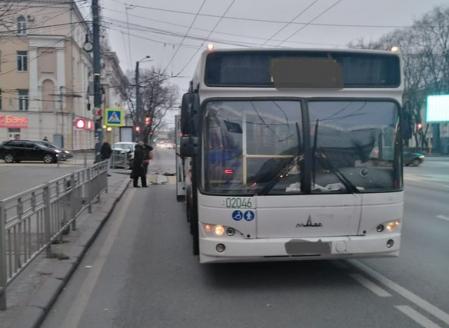 В Воронеже маршрутный автобус № 90 отбросил иномарку на дорожное ограждение