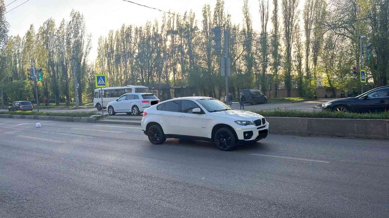 В Воронеже проехавшая на красный иномарка сбила на переходе 28-летнюю женщину