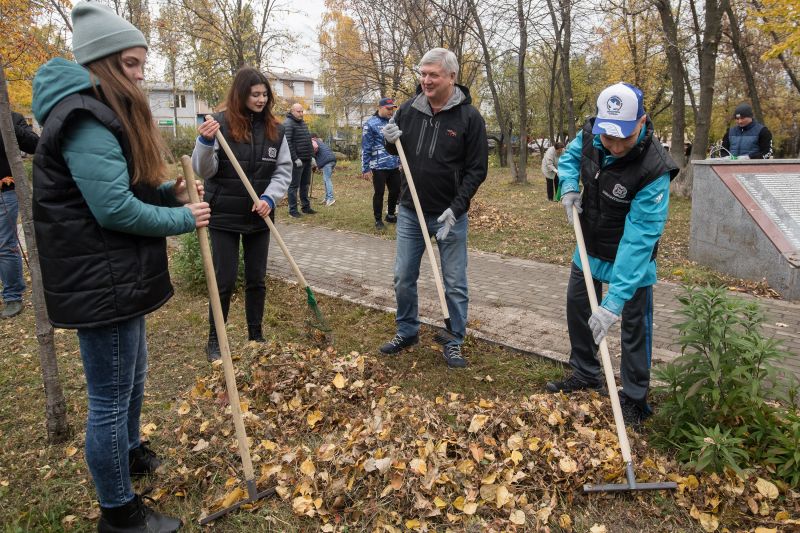 Губернатор и студенты Воронежского педуниверситета убрали территорию воинского мемориала