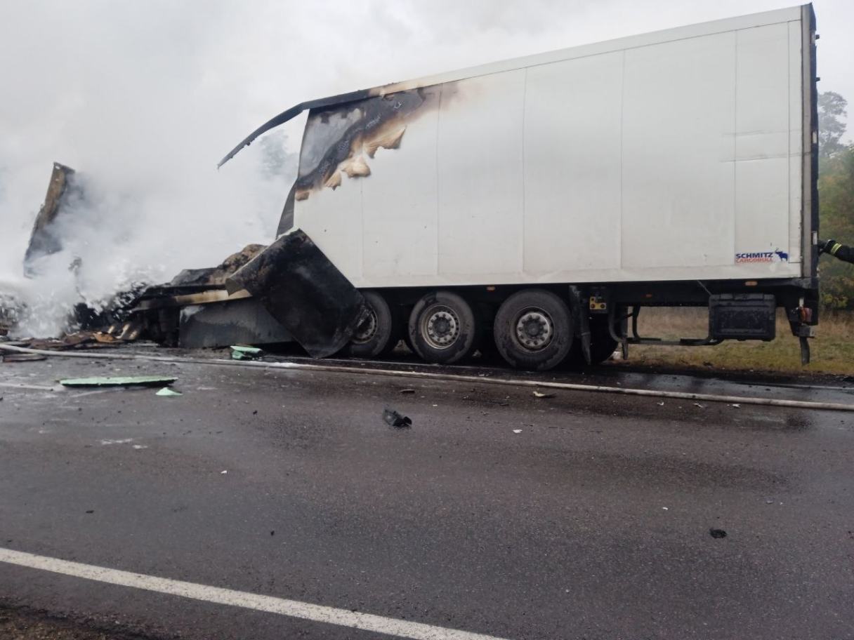 Фура и ВАЗ сгорели на воронежской трассе после ДТП: погиб неизвестный водитель