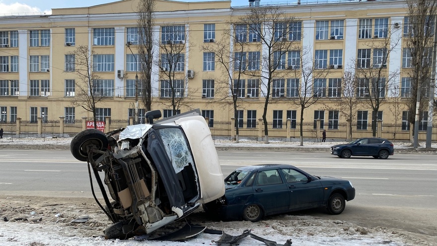 В массовом ДТП в Воронеже «Газель» прищемила легковушку