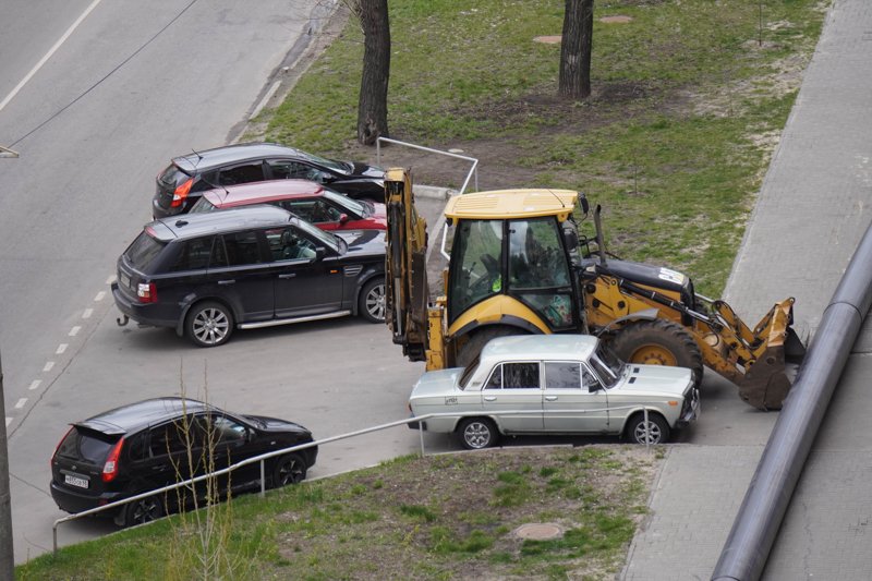 Более 500 воронежских автомобилистов оштрафовали за парковку на газонах с начала года