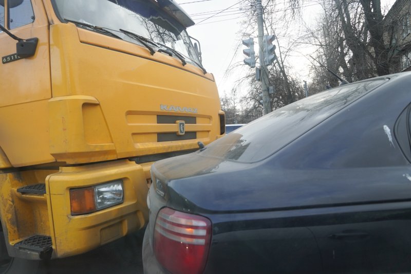 В ДТП с КамАЗом на трассе Воронежской области пострадали женщина и 12-летняя девочка 