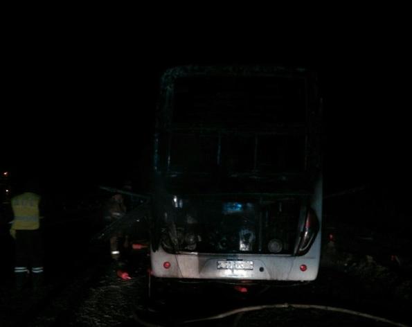 Автобус сгорел ночью на трассе в Воронежской области