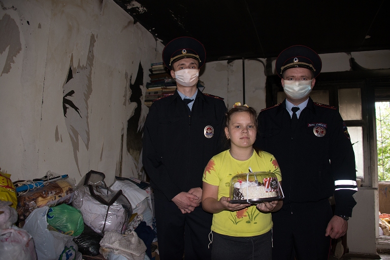 Воронежские полицейские вынесли из горящего дома двух девочек и женщину