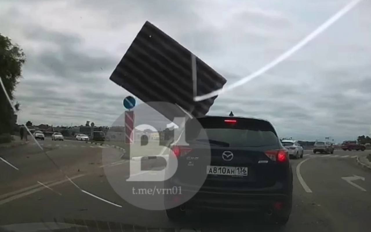 Лист шифера сорвался с крыши УАЗа и прилетел в легковушку в Воронеже