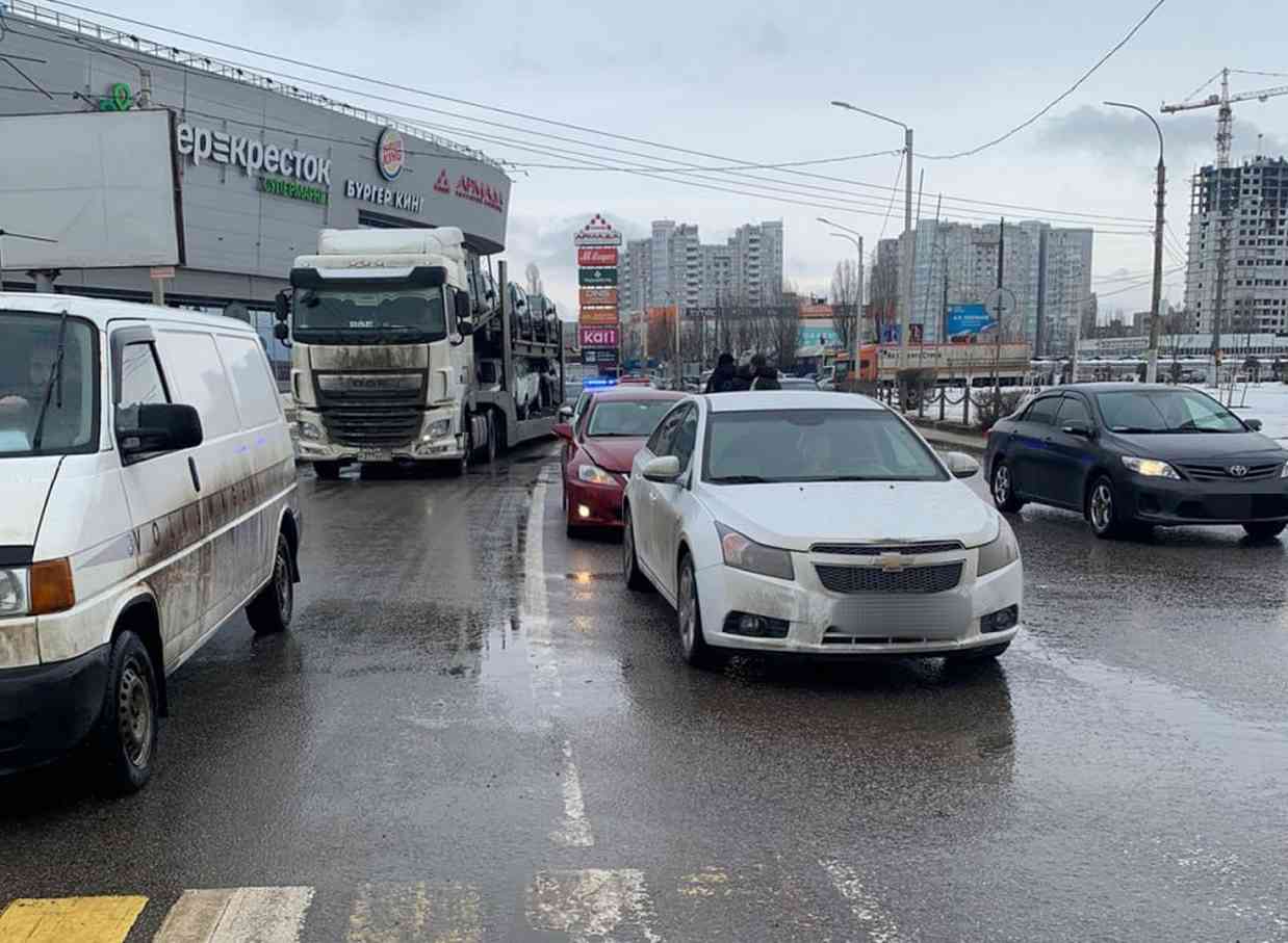 В столкновении иномарок в Воронеже пострадал 42-летний водитель и 19-летняя пассажирка
