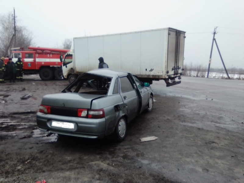 В столкновении ВАЗа и «Хино» на воронежской трассе пострадали два жителя Ростовской области