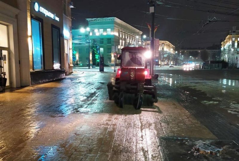 В Воронеже продолжается ликвидация последствий ледяного дождя
