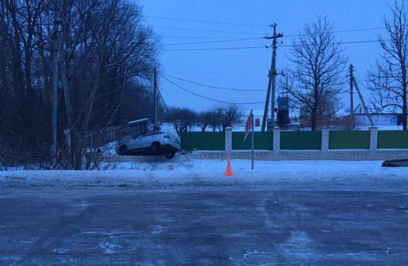 Пьяный за рулём ВАЗ-21124 в Воронежской области снёс дорожный знак и врезался в забор