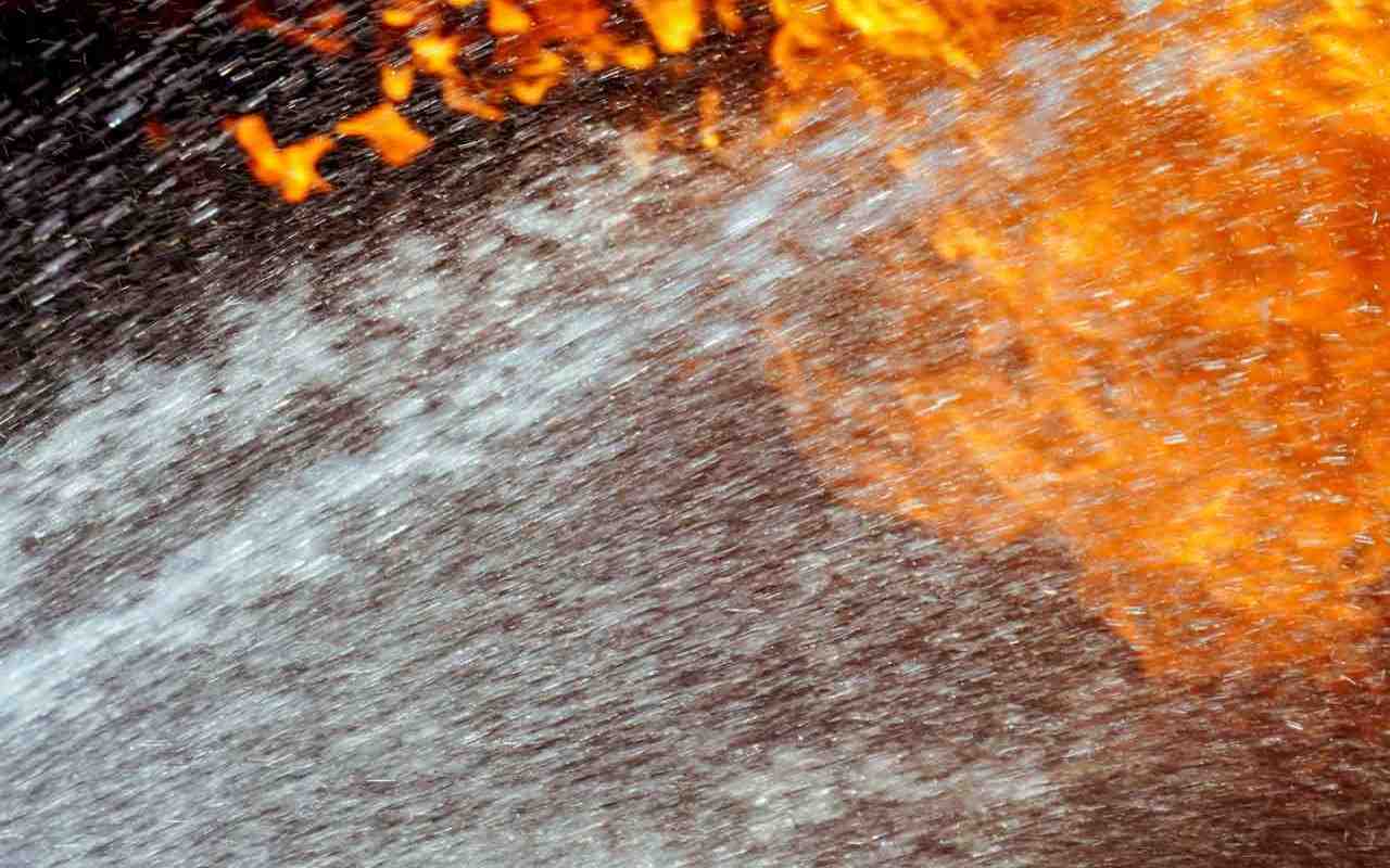 От падения сбитого беспилотника начался пожар и пострадал мужчина в Воронежской области