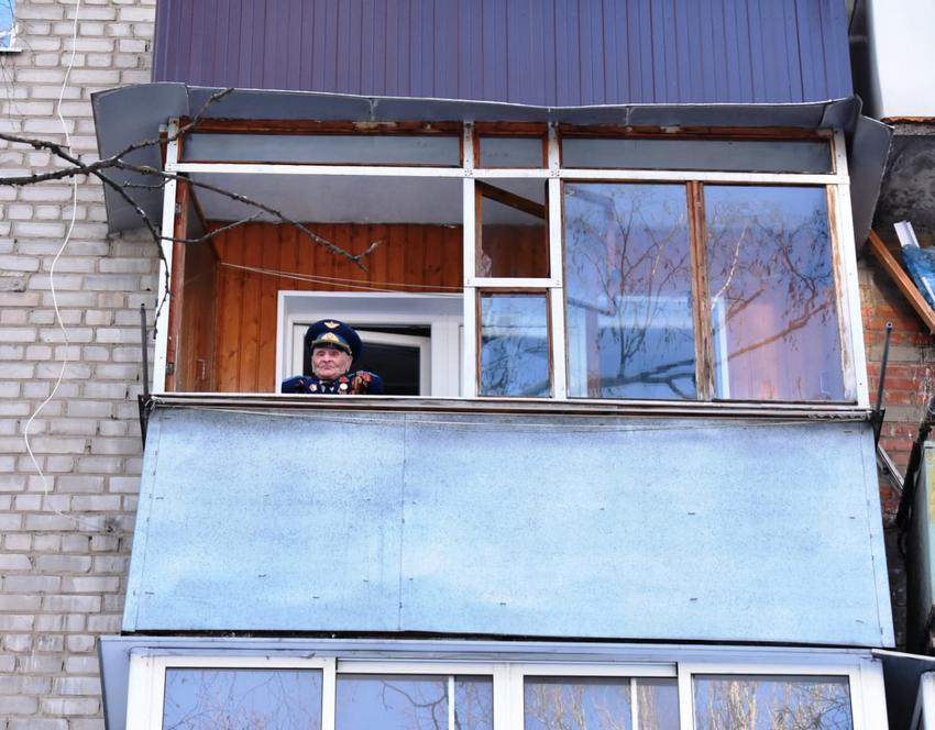 В Ленинском районе Воронежа оригинально поздравили ветерана с юбилеем