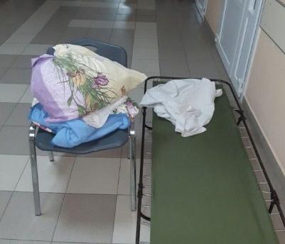 В воронежской больнице маму с больным ребенком устроили в коридоре на раскладушке