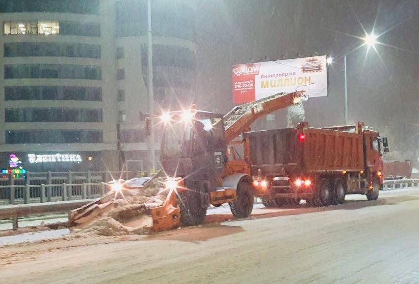 Коммунальные службы вторые сутки неустанно разгребают воронежские улицы от снега
