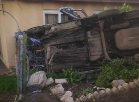 Под Воронежем после опрокидывания ВАЗа погиб водитель, трое доставлены в больницу