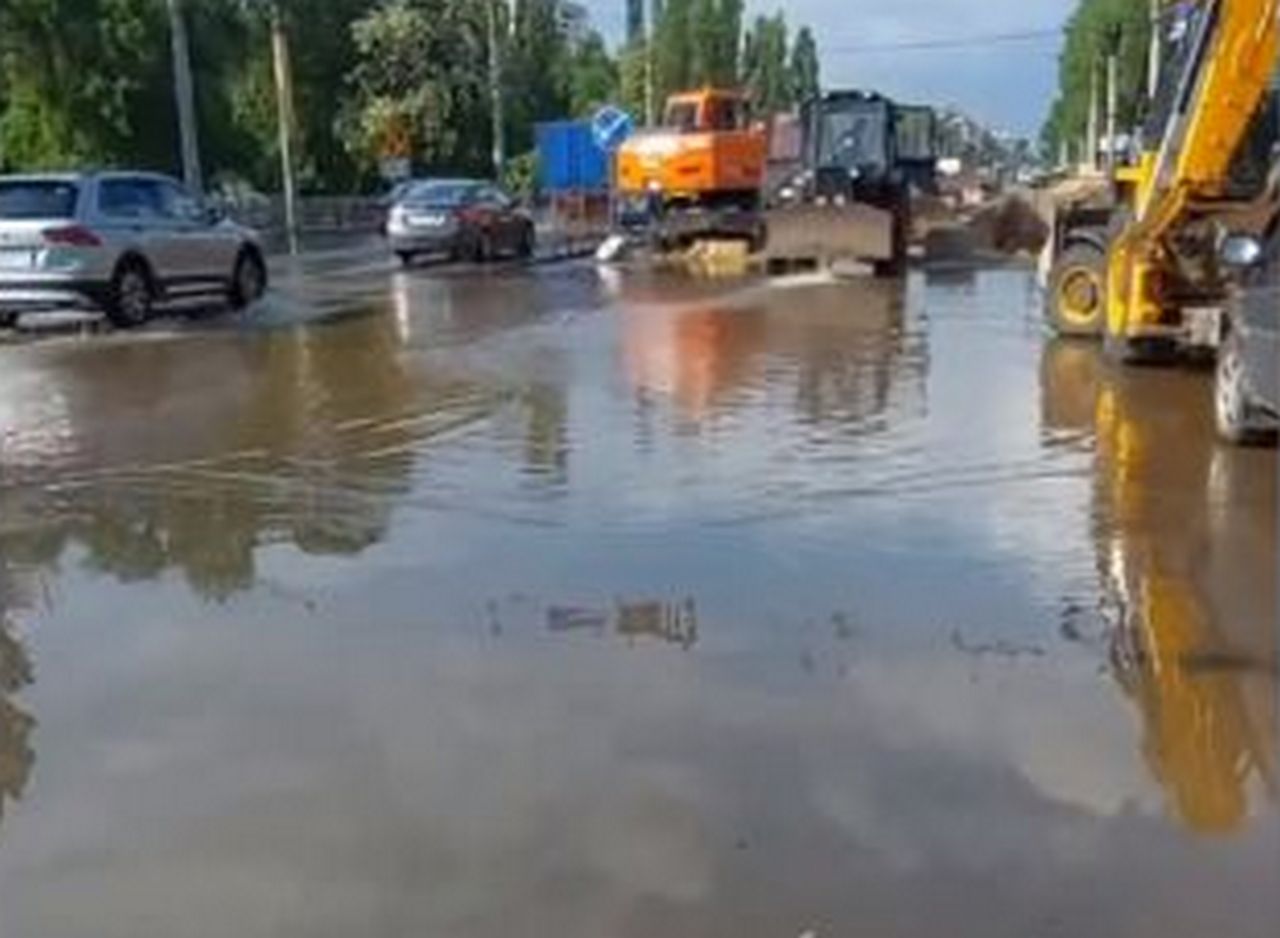 Из-за лопнувшей трубы затопило Ленинский проспект Воронежа