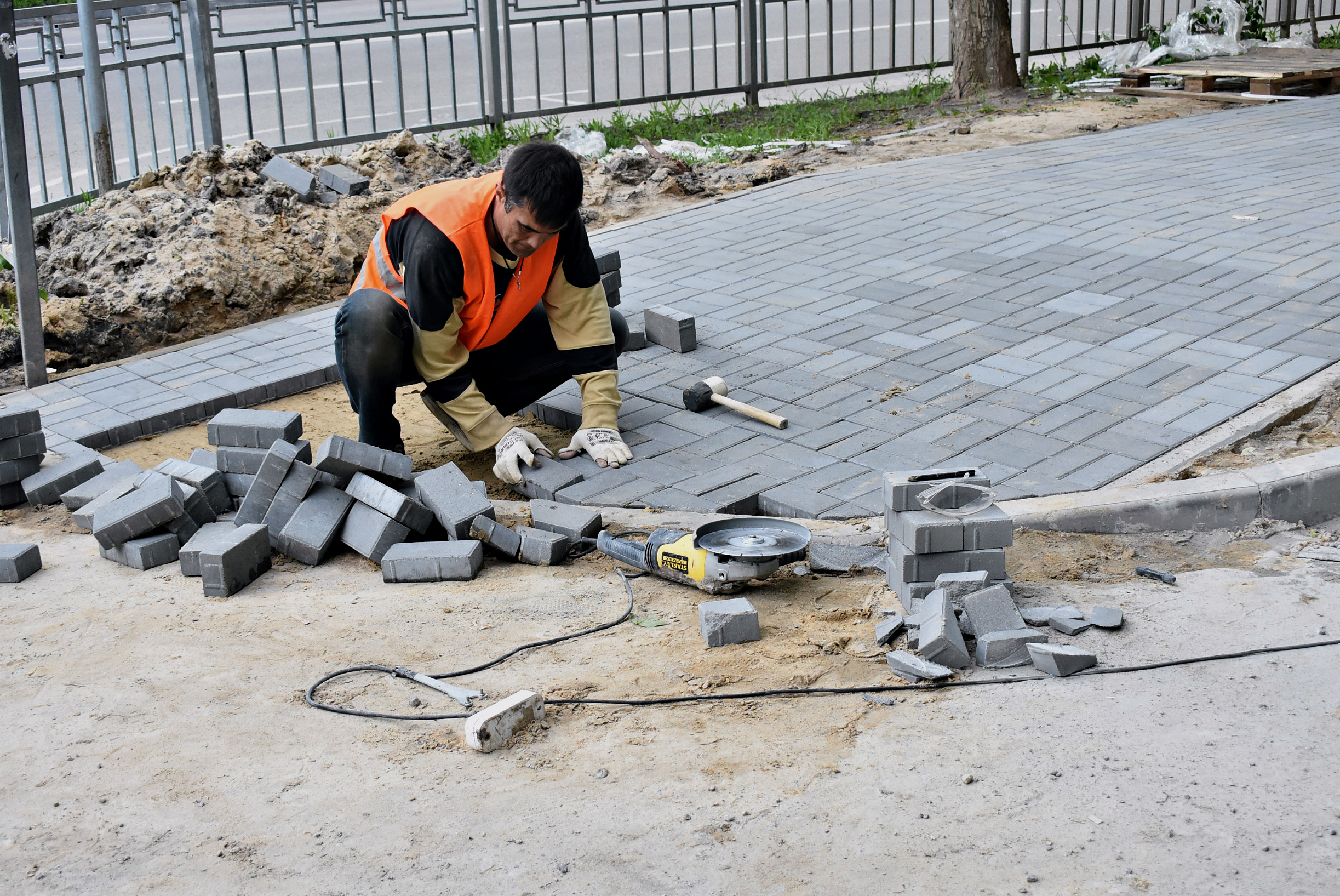 В Ленинском районе Воронежа продолжается масштабный ремонт тротуаров