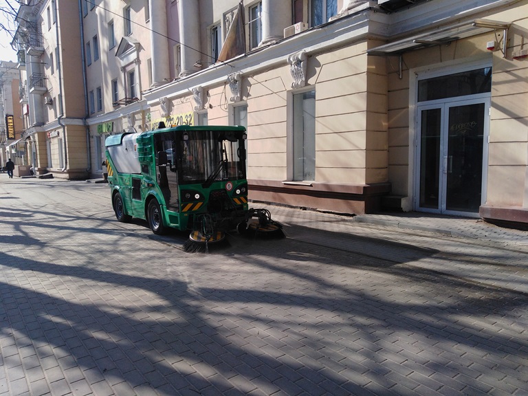 В Воронеже на уборку улиц вышел дорожный пылесос