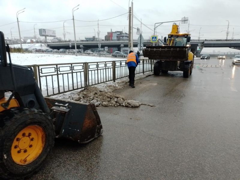 Более 1 тыс. тонн противогололедной смеси высыпали на улицы Воронежа после ледяного дождя