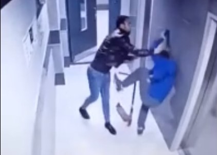 В подъезде воронежской многоэтажки мужчина избил подростка (ВИДЕО)