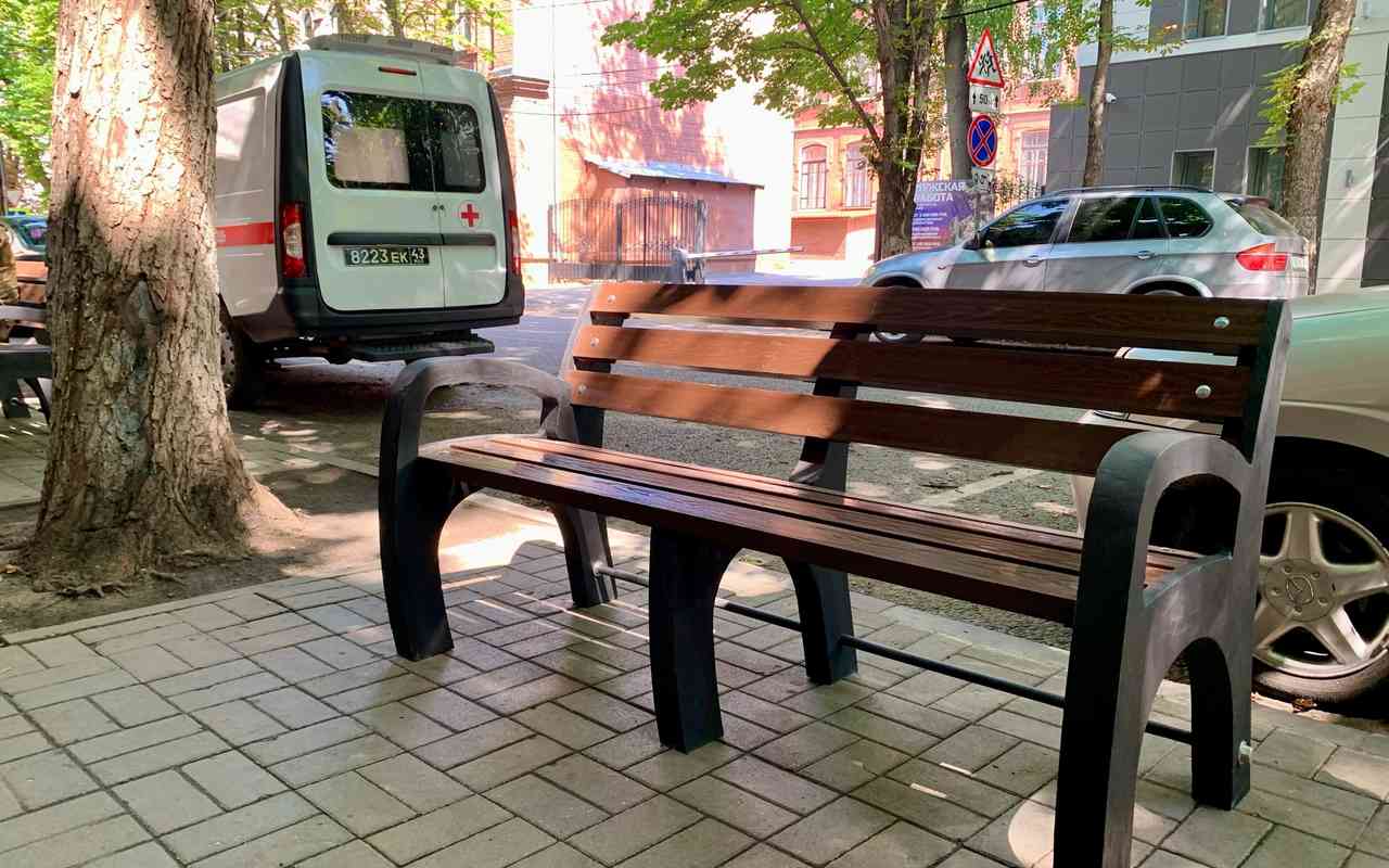 На улице Комиссаржевской появились новые лавочки для отдыха