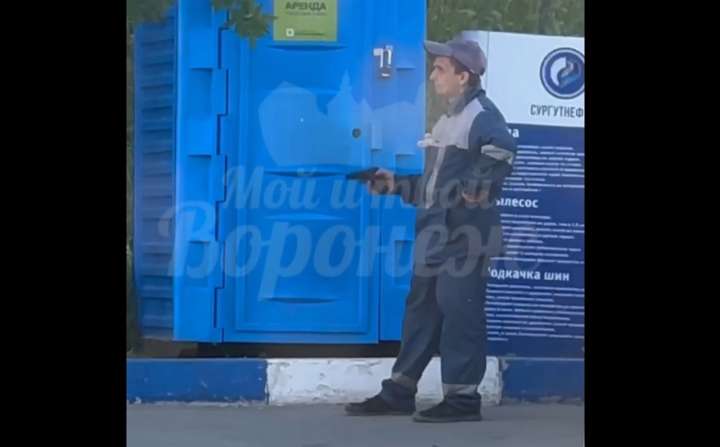Угрожающего выпускникам пистолетом человека сняли на видео в Воронеже