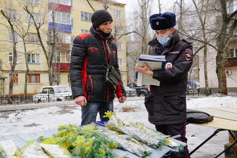 В Воронеже в канун 8 Марта провели цветочный рейд 