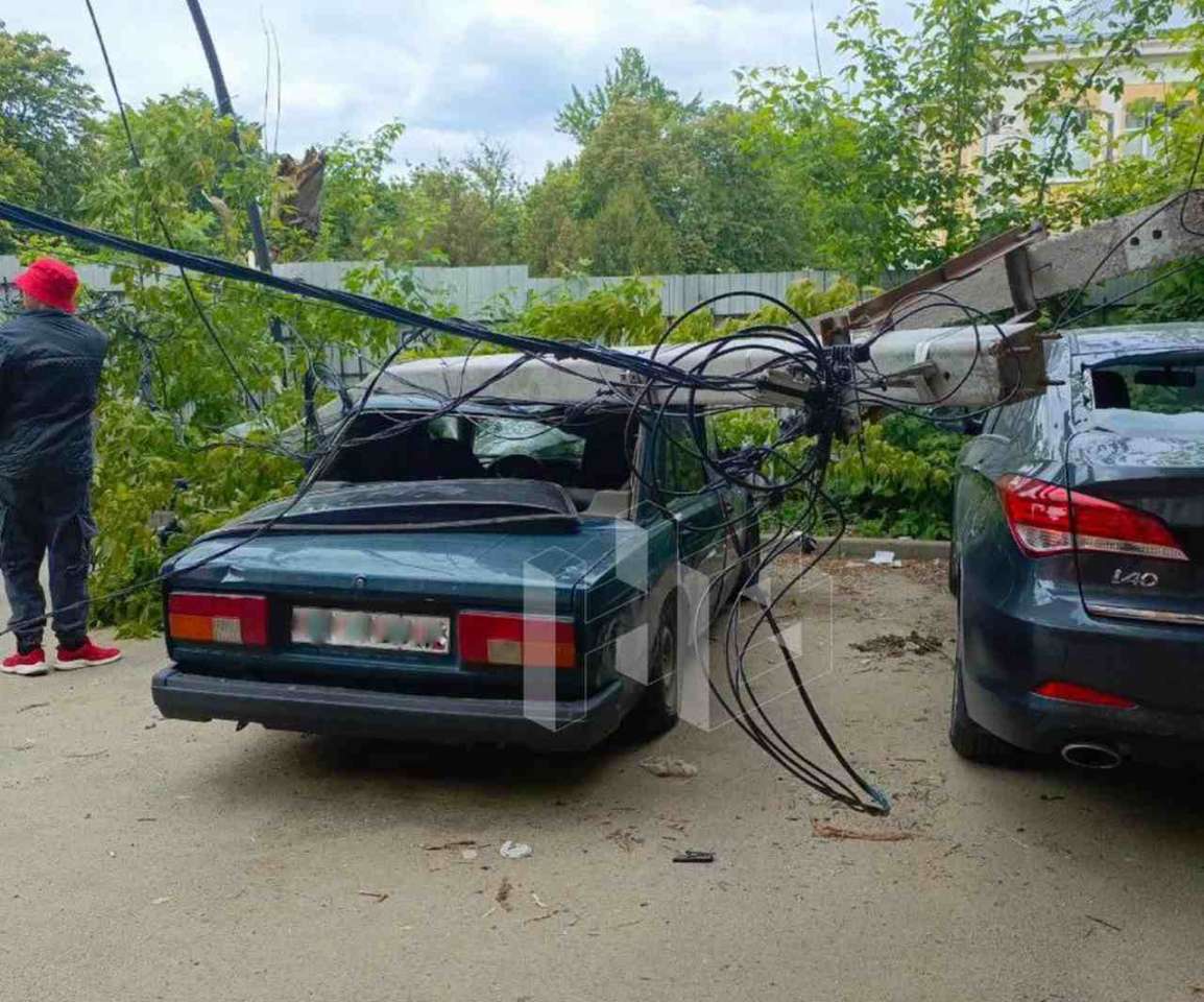 На припаркованные машины мусоровоз повалил в Воронеже столб