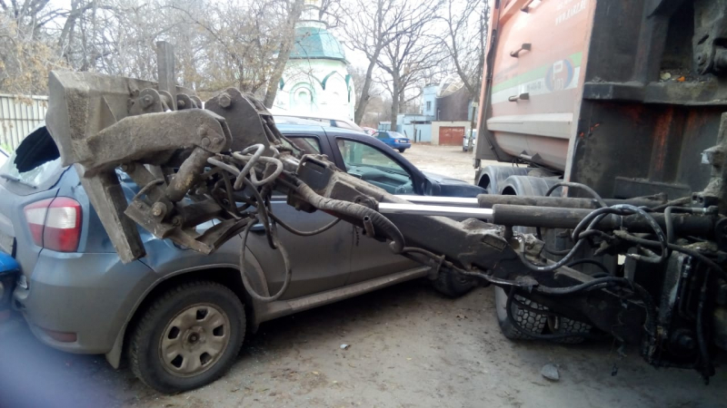 Авария с мусоровозом и ещё тремя автомобилями произошла в Воронеже (ФОТО)