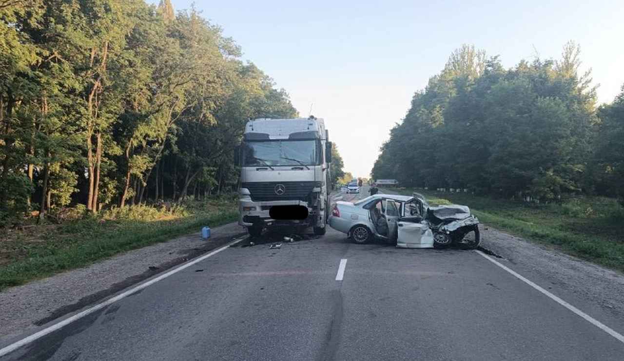 В столкновении легковушки и грузовика в Воронежской области погибла женщина