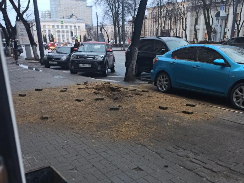 В центре Воронежа короткое замыкание стало причиной взрыва тротуара (ФОТО)