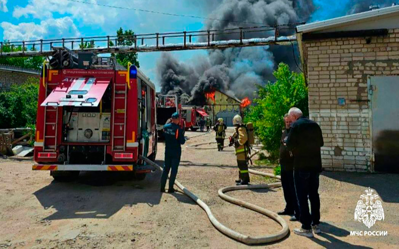 Сотрудники МЧС побороли крупный пожар на складе в Воронеже